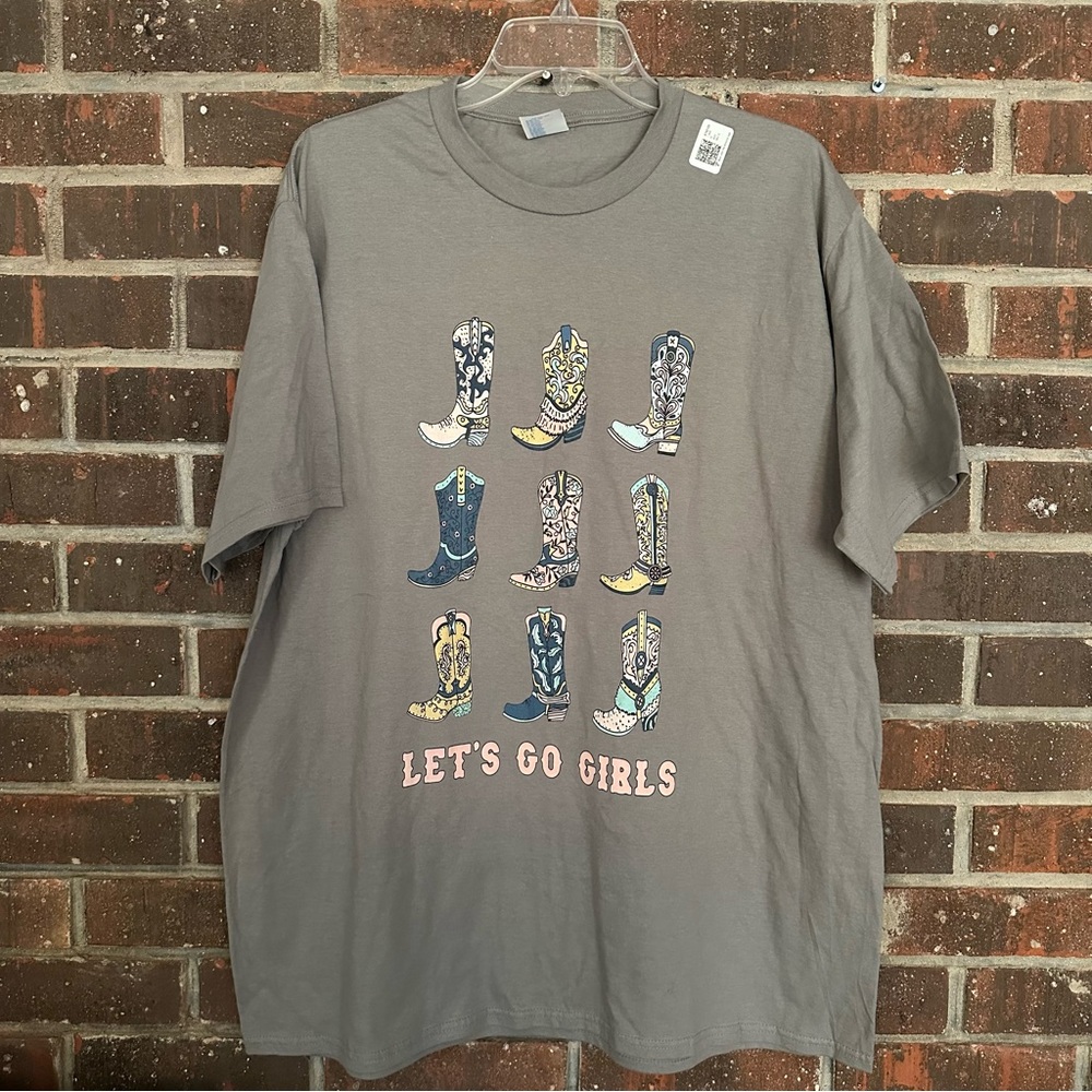 NWT Gray & Pink Short Sleeve Shania Twain “Let’s Go Girls” Graphic Tee